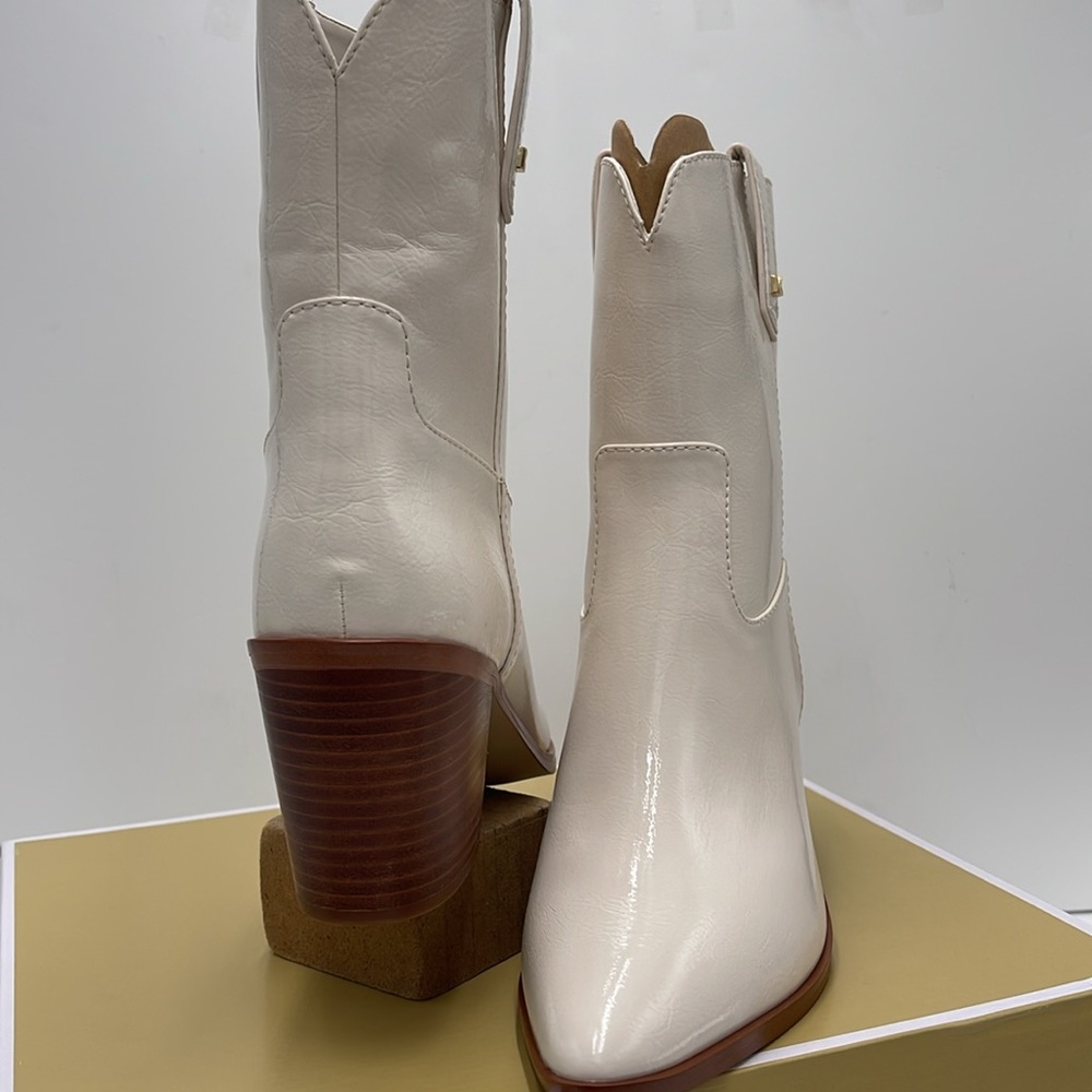 Michael Kors WAVERLY HEELED BOOTIE FAUX LEATHER
49F4WVME6L
LT CREAM - Picture 10 of 16
